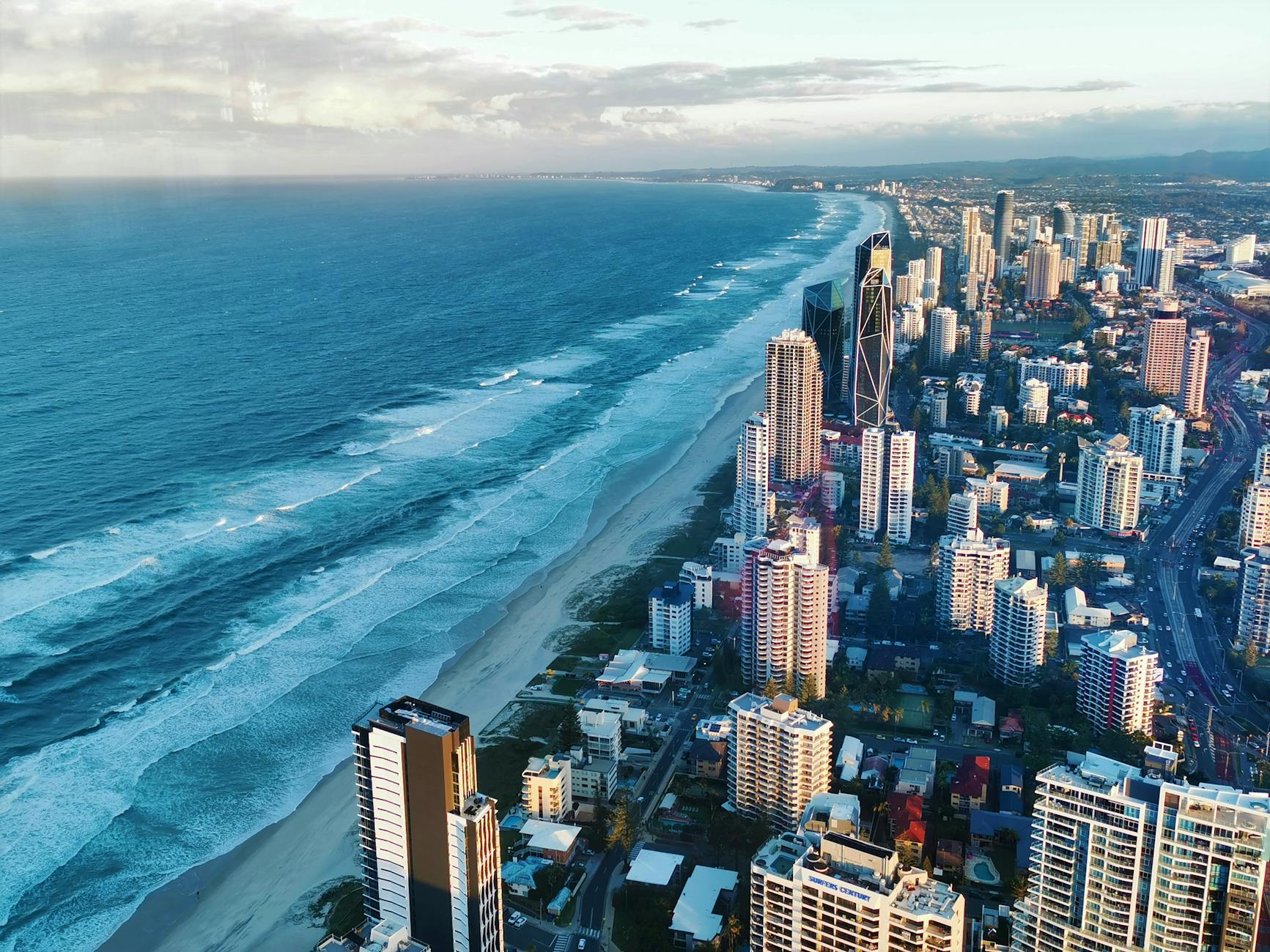 Panorama Gold Coast z lotu ptaka z wieżowcami i plażą za dnia