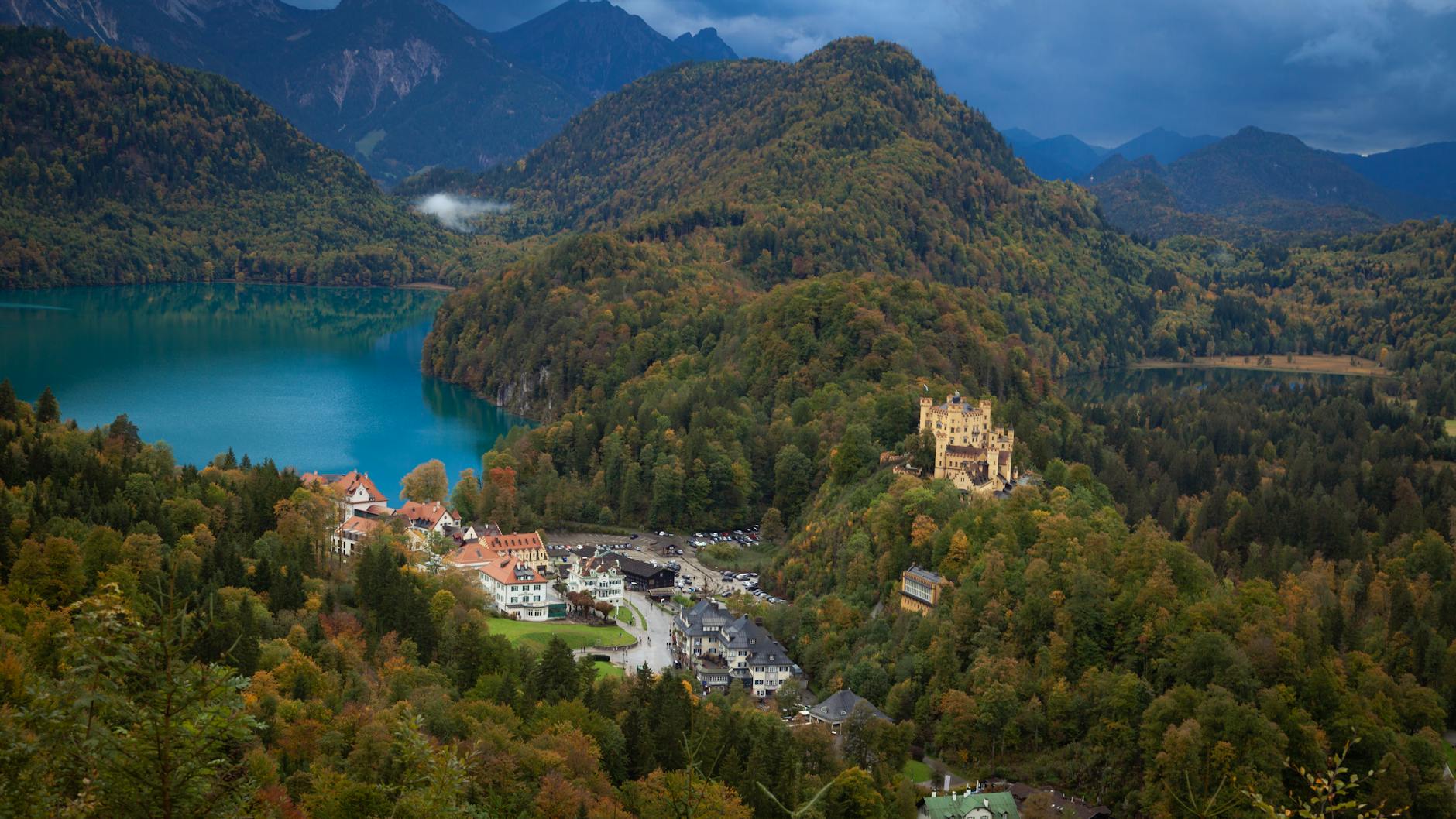 Panorama jeziora Alpsee z zamkiem Hohenschwangau w bawarskich Alpach
