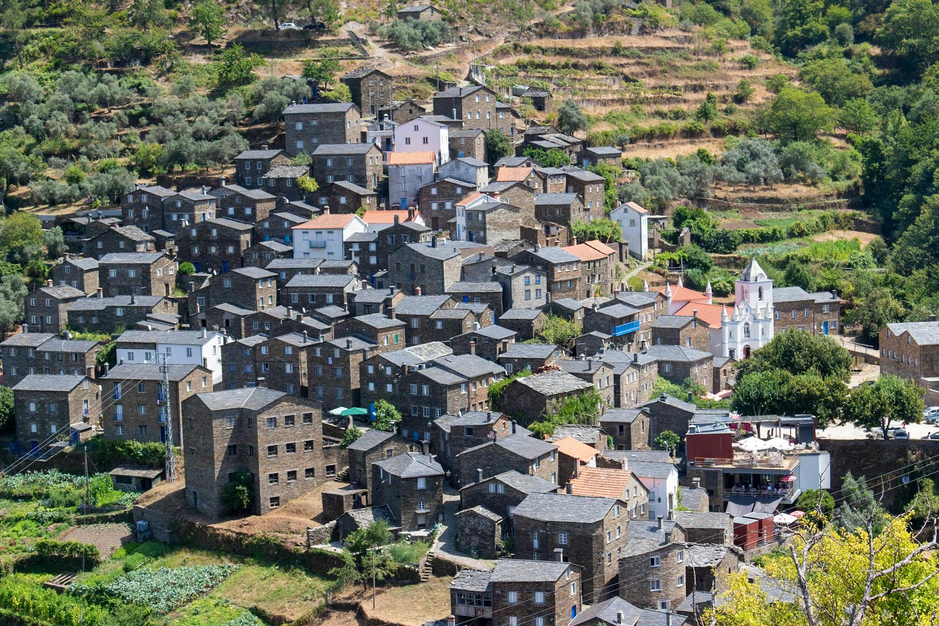 Piódão z lotu ptaka, kamienne domy wśród gór Portugalii