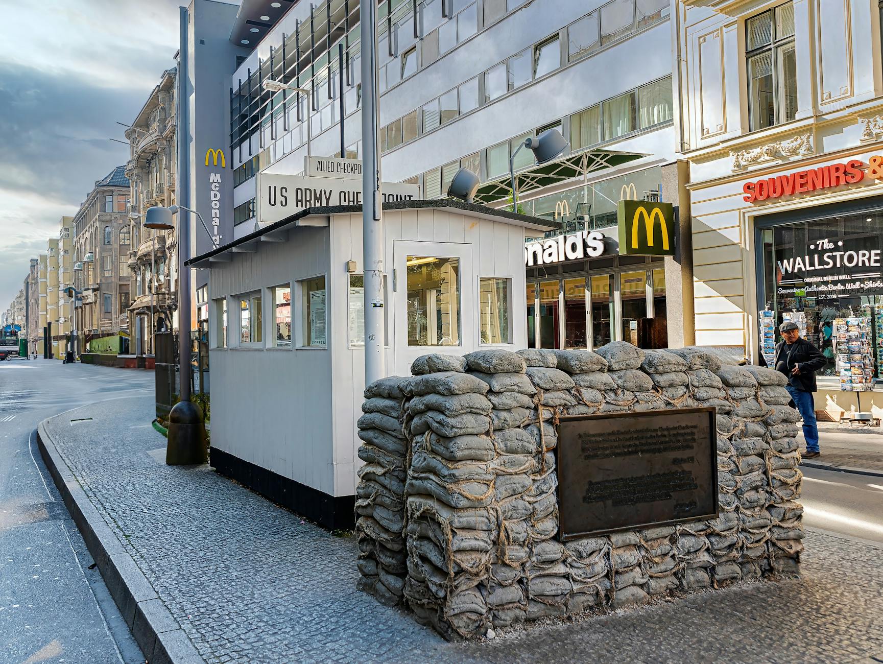 Przejście graniczne Checkpoint Charlie w Berlinie z ruchem ulicznym