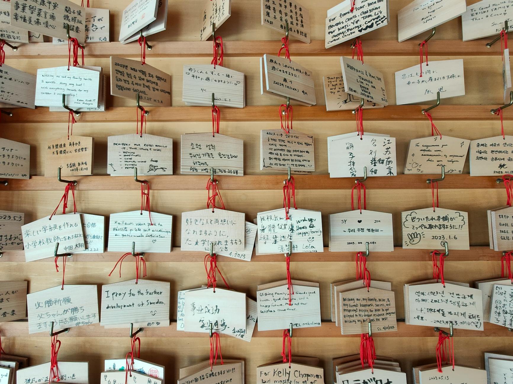 Tabliczki ema z modlitwami w japońskiej świątyni