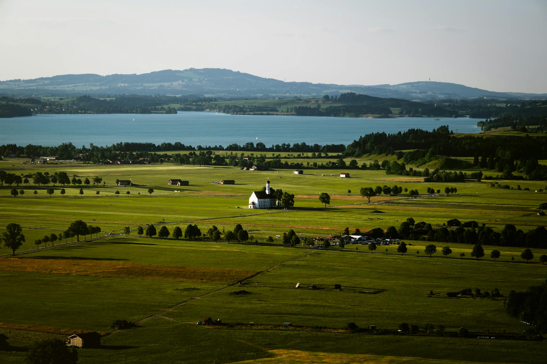 Widok z lotu ptaka na Füssen z kościołem, łąkami i jeziorem