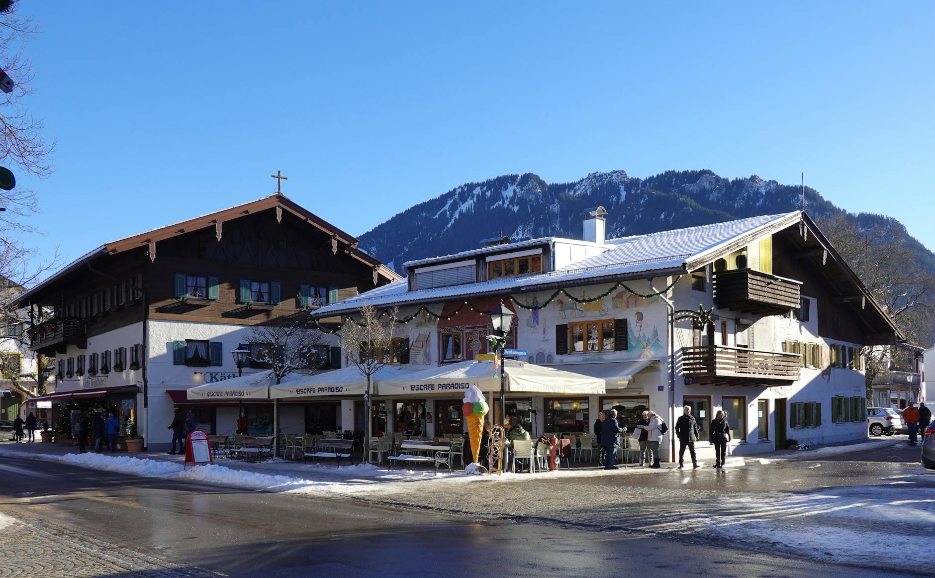 Zimowa bawarska wioska alpejska z tradycyjną zabudową