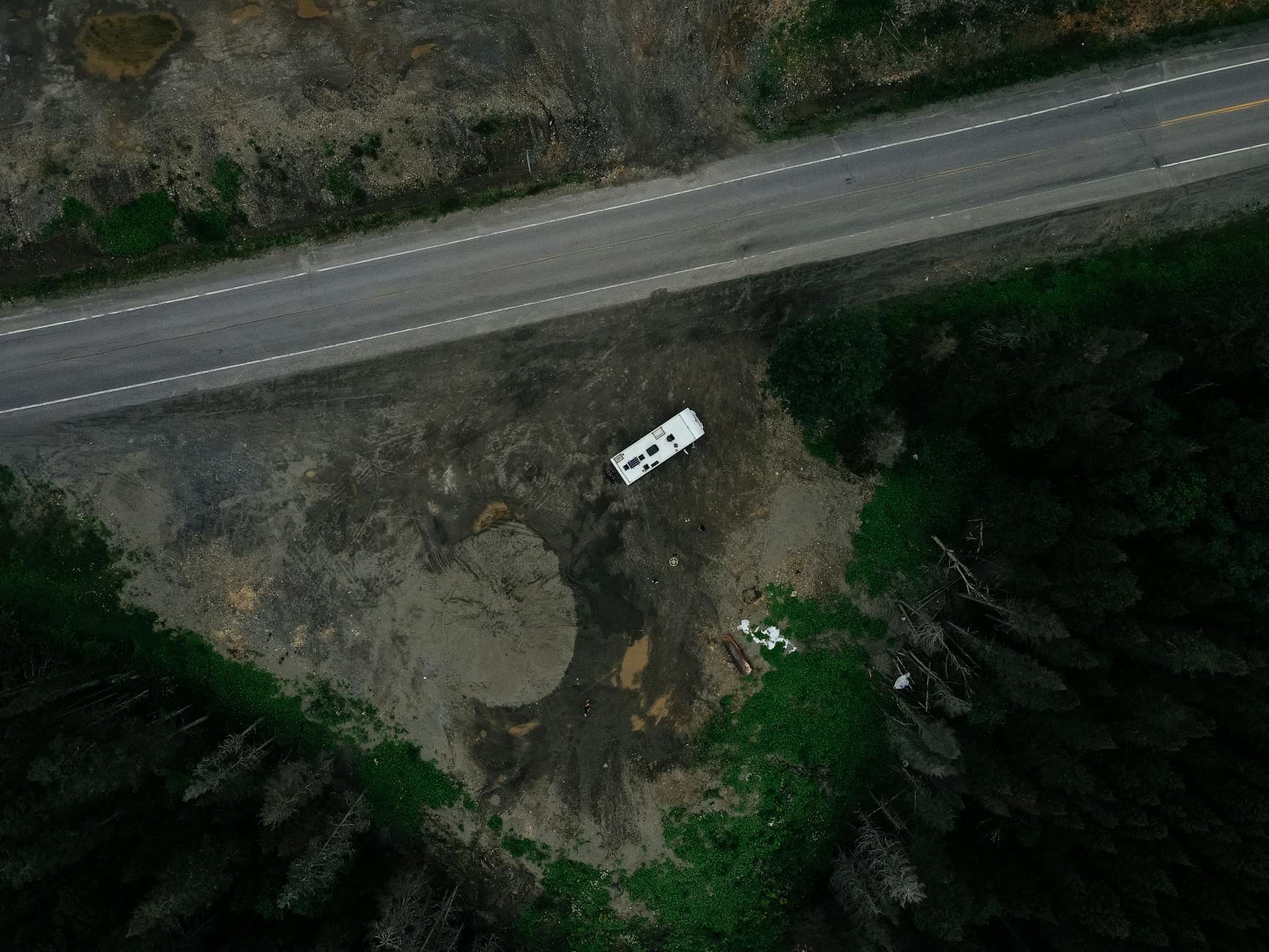 Kamper zaparkowany przy leśnej drodze w Gaspé w Kanadzie z lotu ptaka