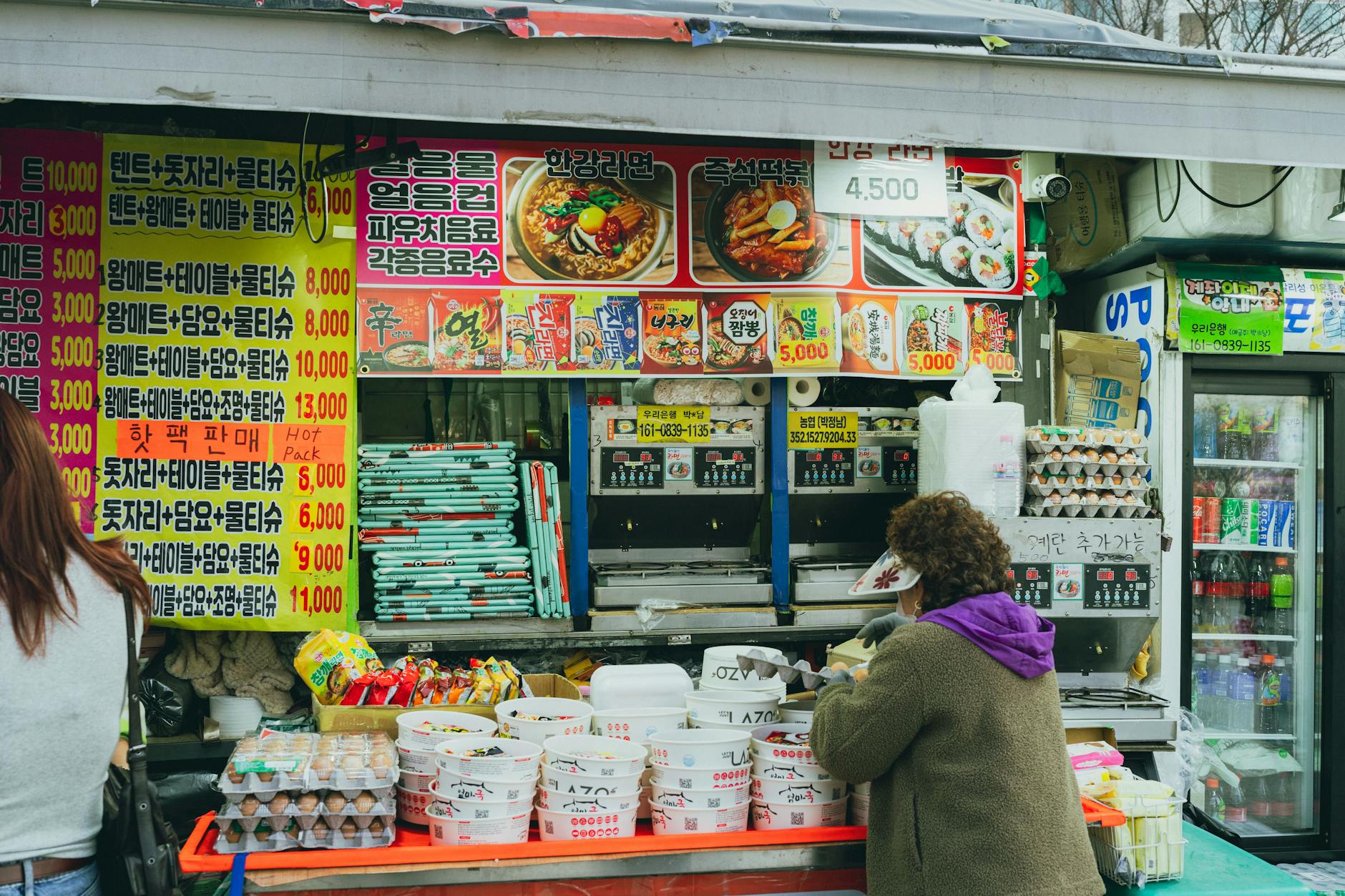 Kolorowe stoisko z koreańskim street foodem na nocnym targu w Seulu