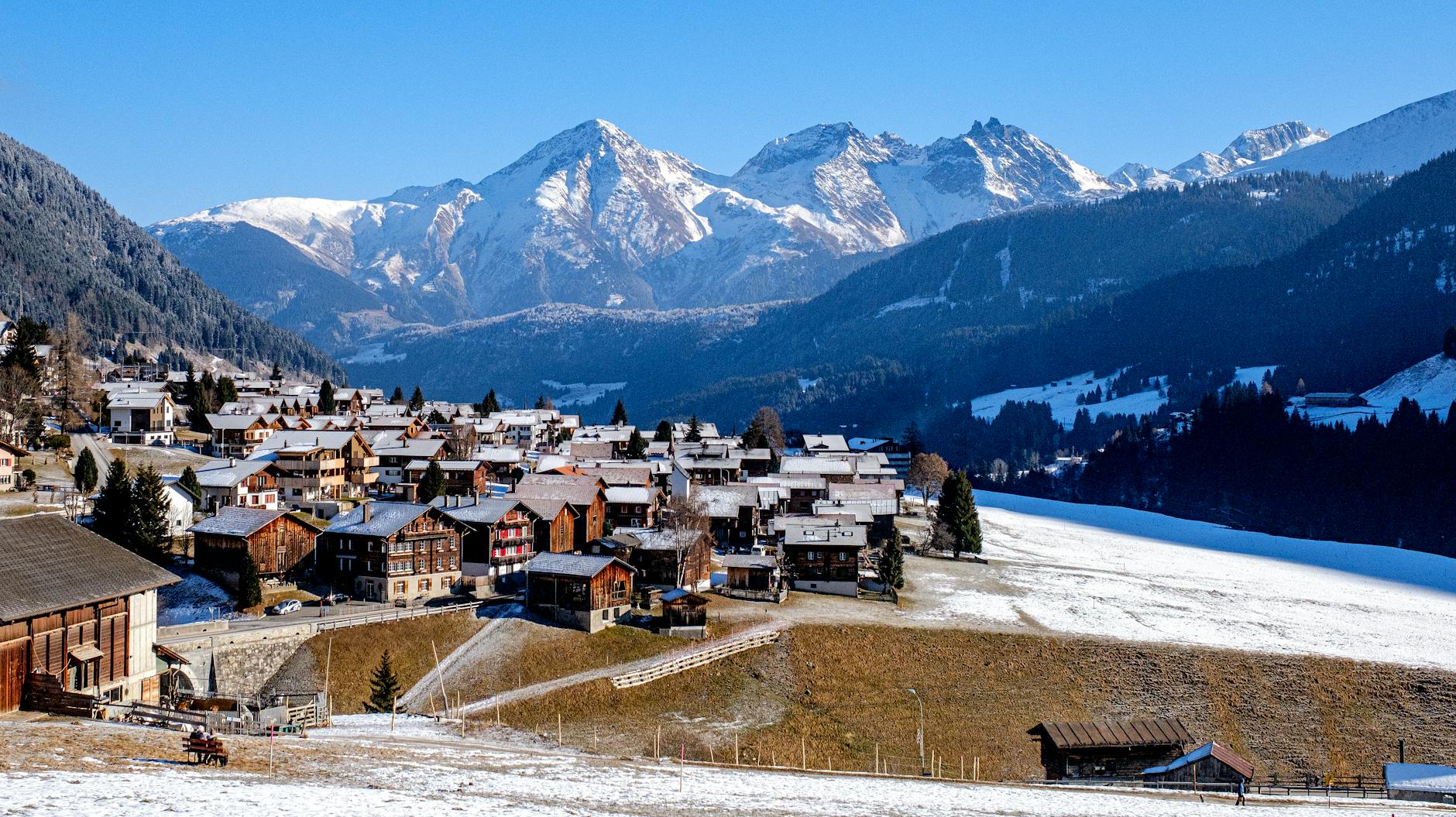Ośnieżona alpejska wioska wśród gór zimą