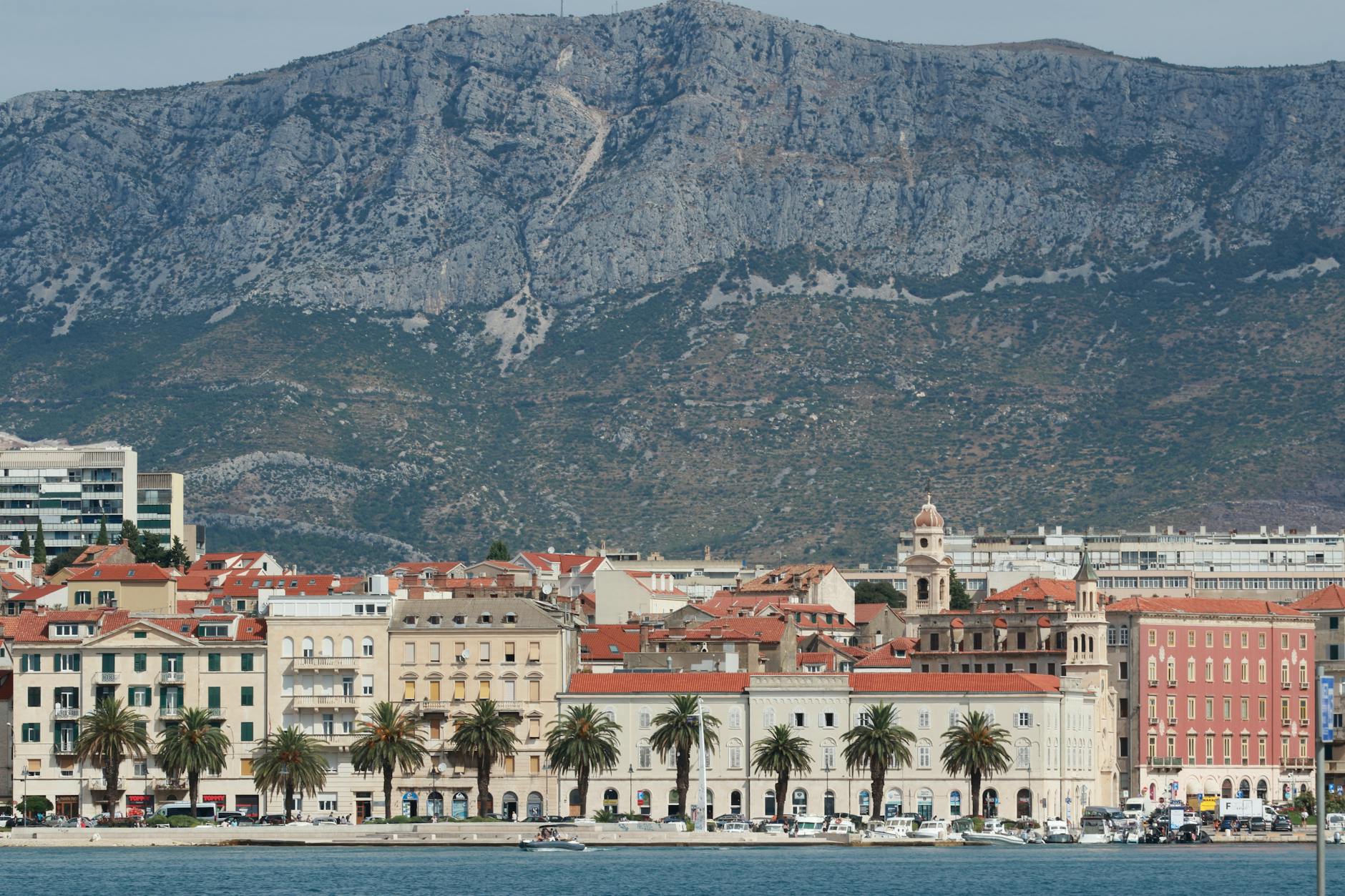 Panorama Splitu nad Adriatykiem z historyczną zabudową i górami w tle