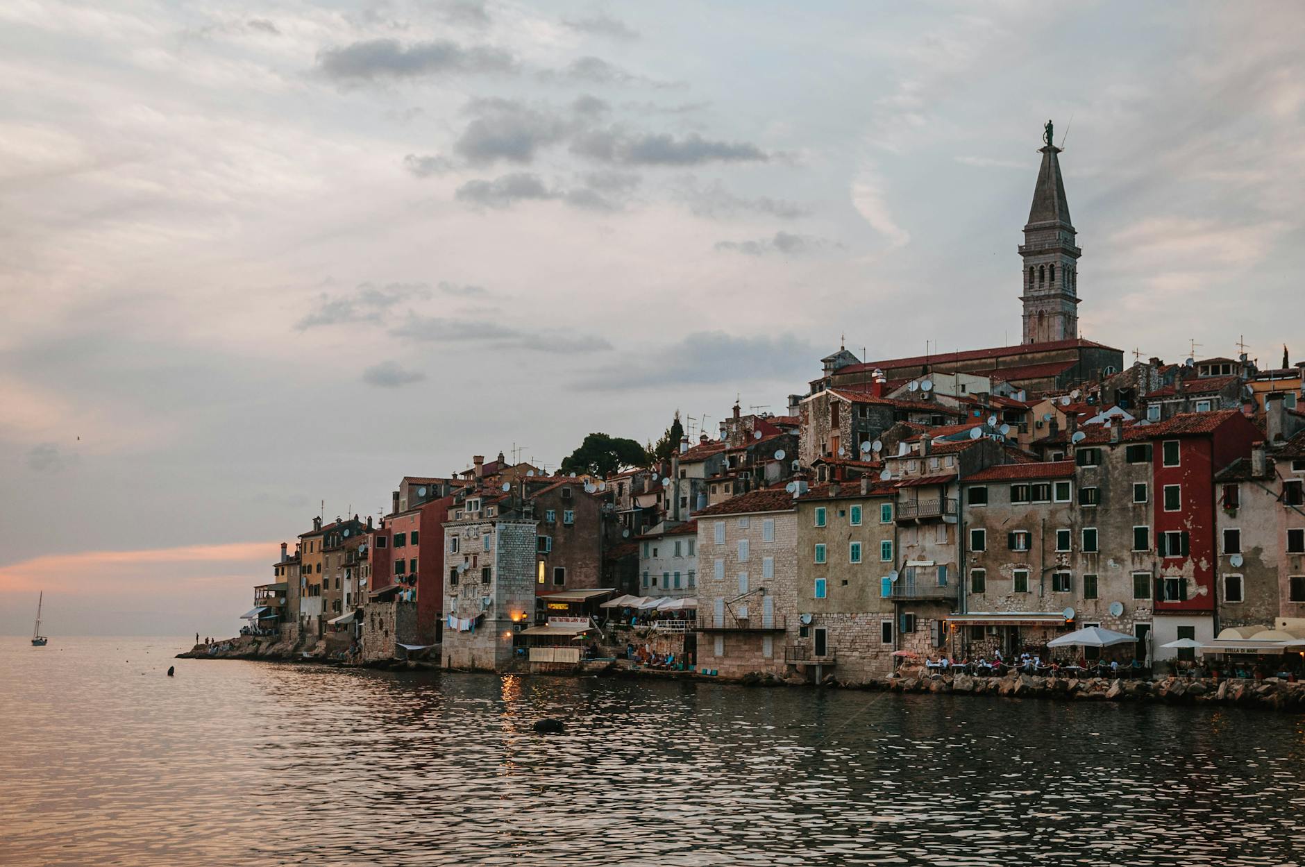 Rovinj o zmierzchu z kolorowymi kamienicami nad Adriatykiem