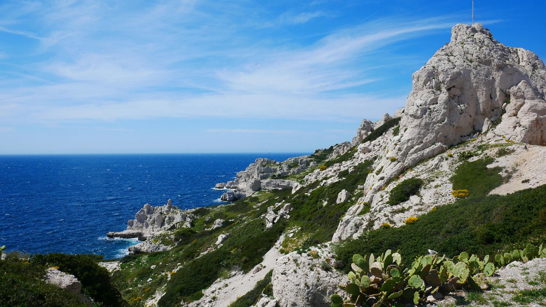 Skaliste wybrzeże Marsylii z lazurowym morzem i bezchmurnym niebem