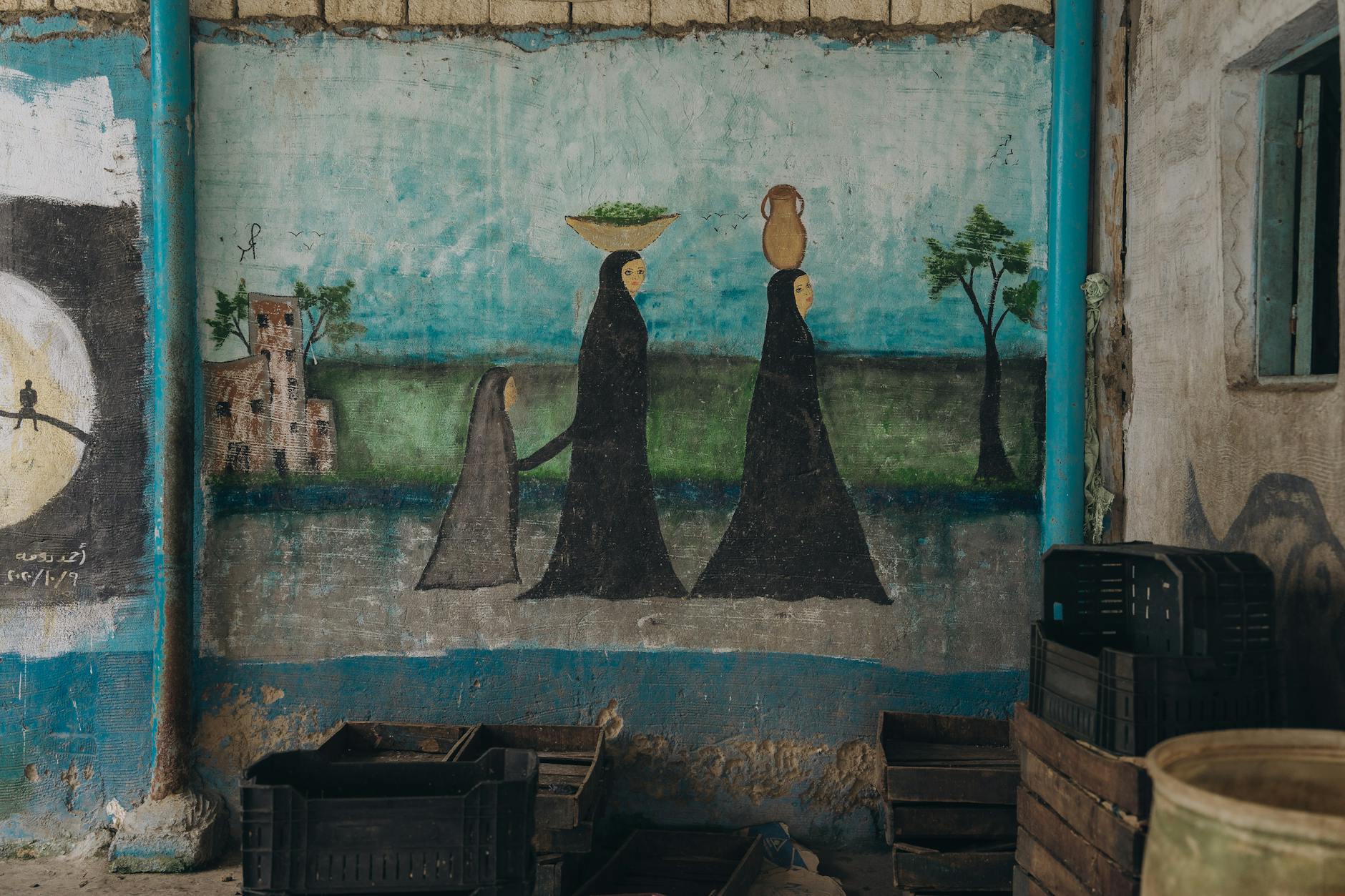 Mural z tradycyjnymi Egipcjankami na ulicy w Kairze