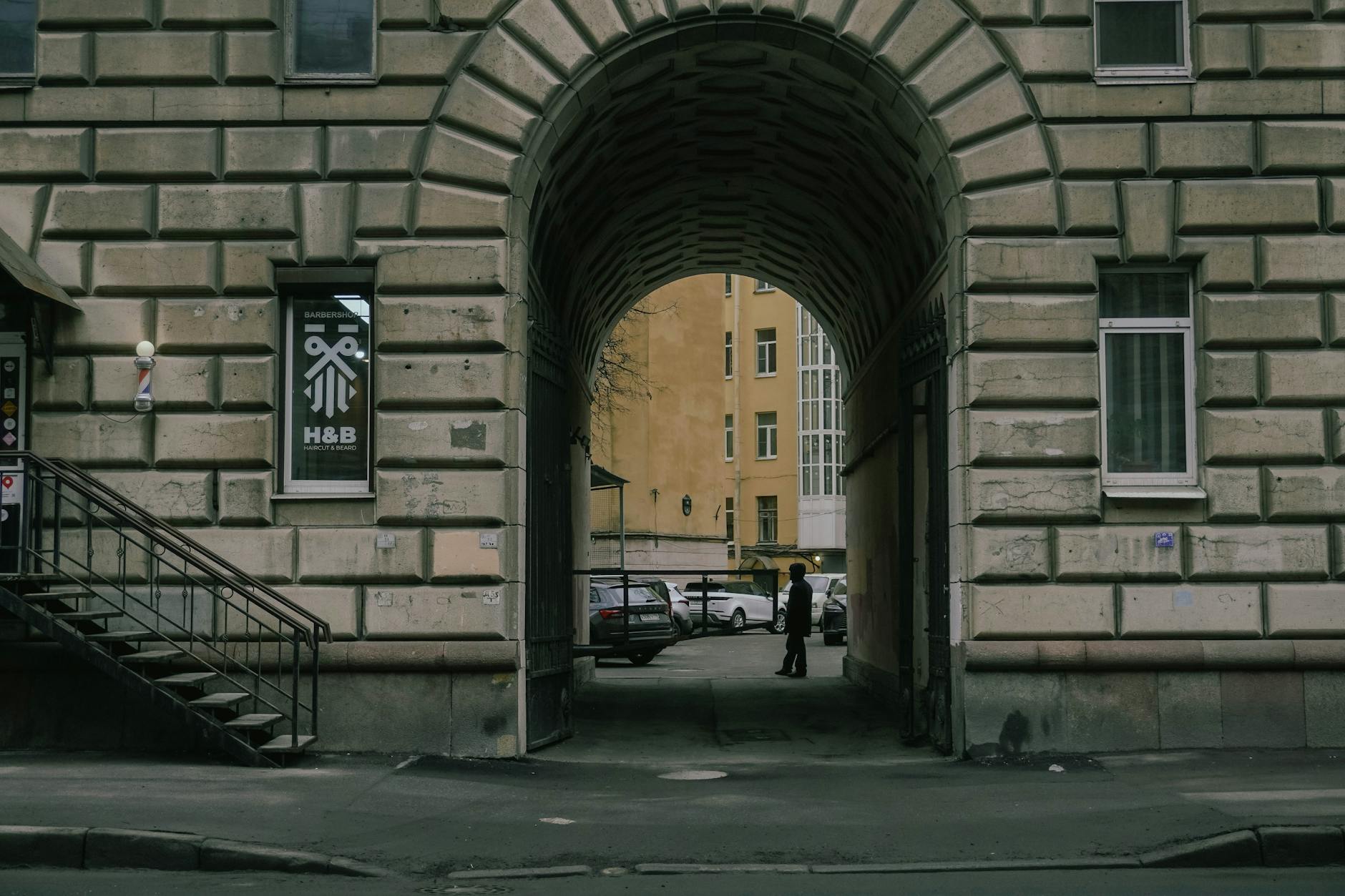 Nastrojowa uliczka Petersburga widziana spod klasycznego łuku
