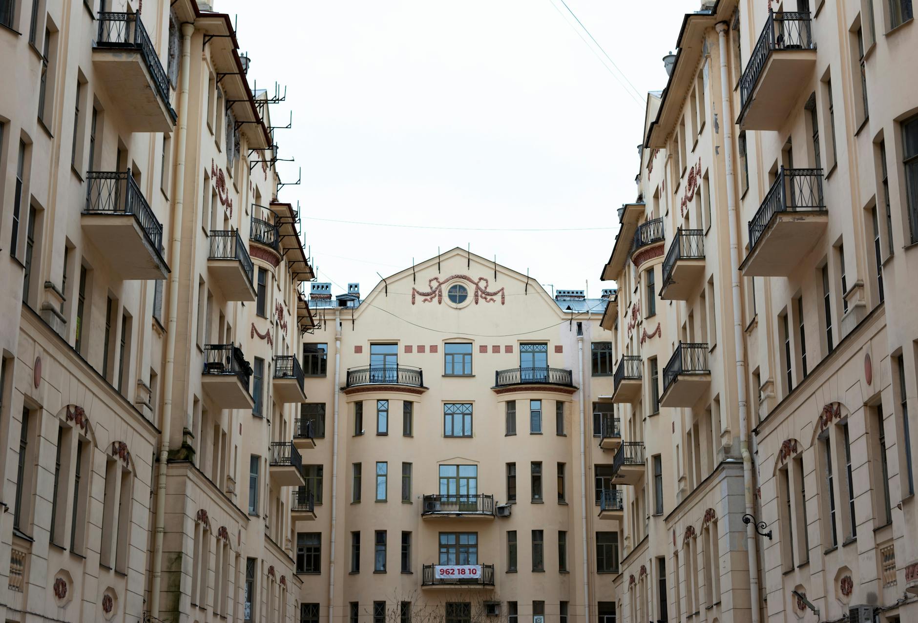 Symetryczny widok klasycznych kamienic w Petersburgu