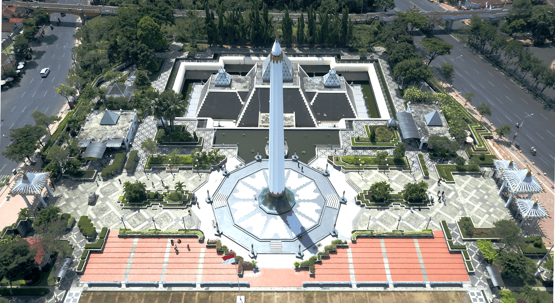 Tugu Pahlawan w Surabai z lotu ptaka, otoczony zielonymi ogrodami
