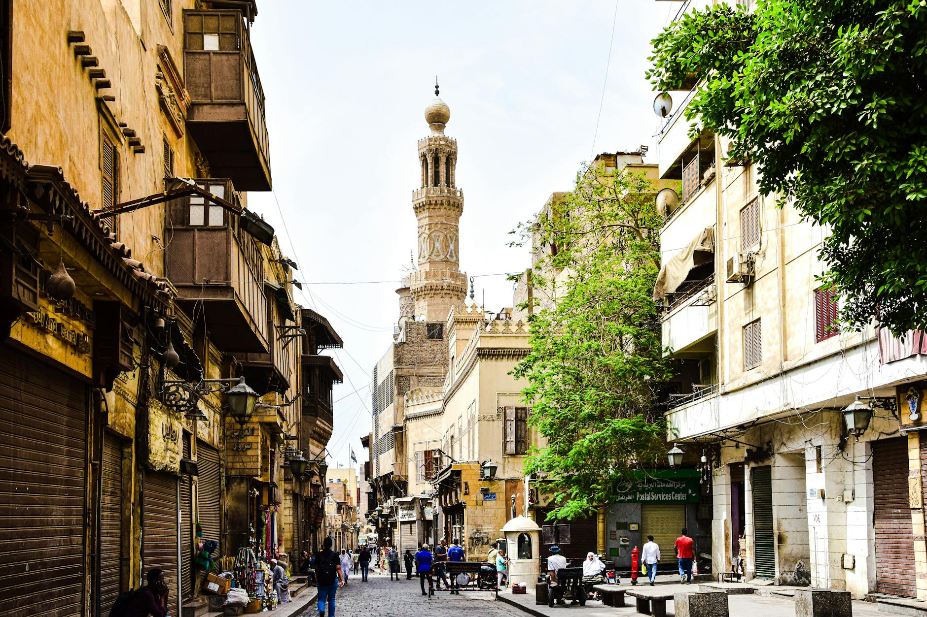 Zabytkowa ulica Kairu z arabską architekturą i spacerującymi ludźmi