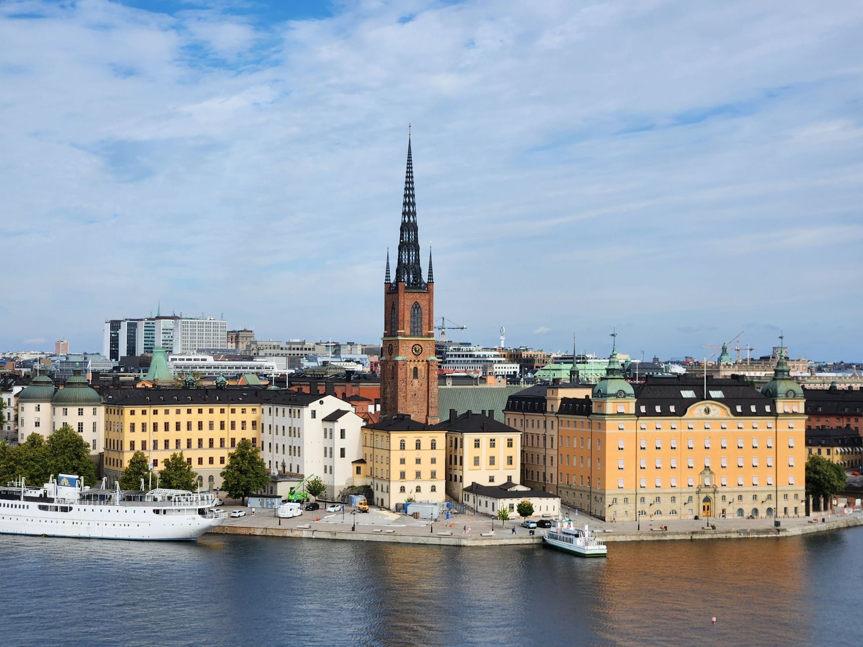 Kościół Riddarholmen i kolorowe kamienice nad wodą w Sztokholmie