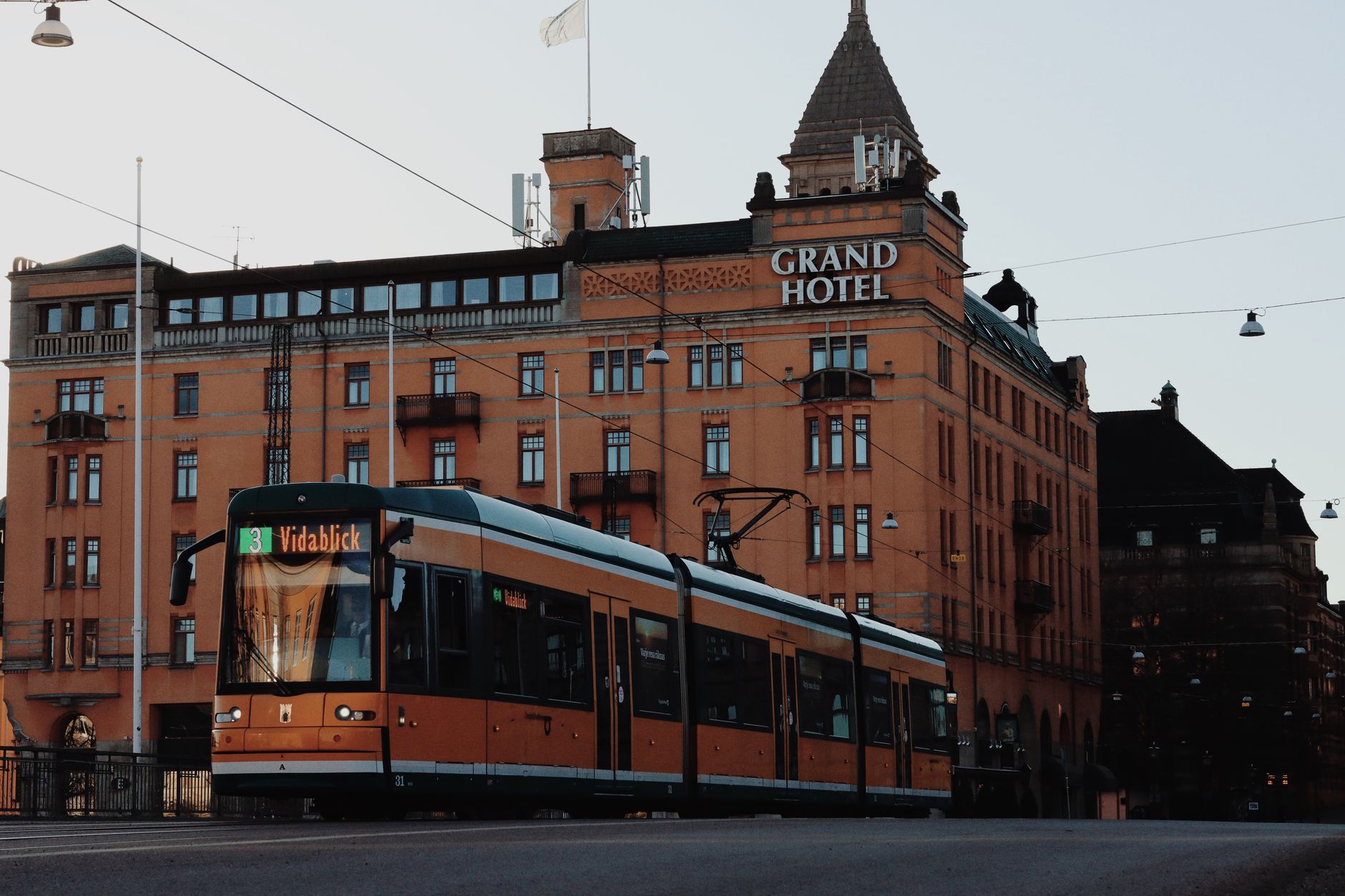 Tramwaj przed zabytkowym Grand Hotel w Norrköping w Szwecji