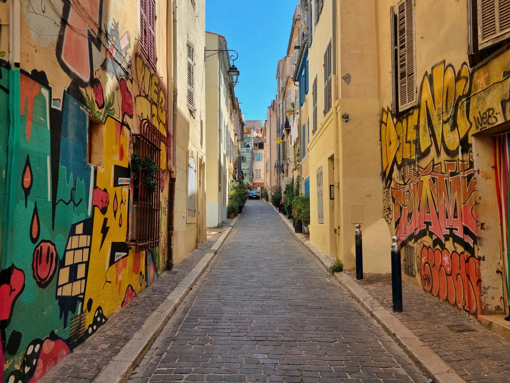 Kolorowe graffiti w wąskiej uliczce Marsylii we Francji