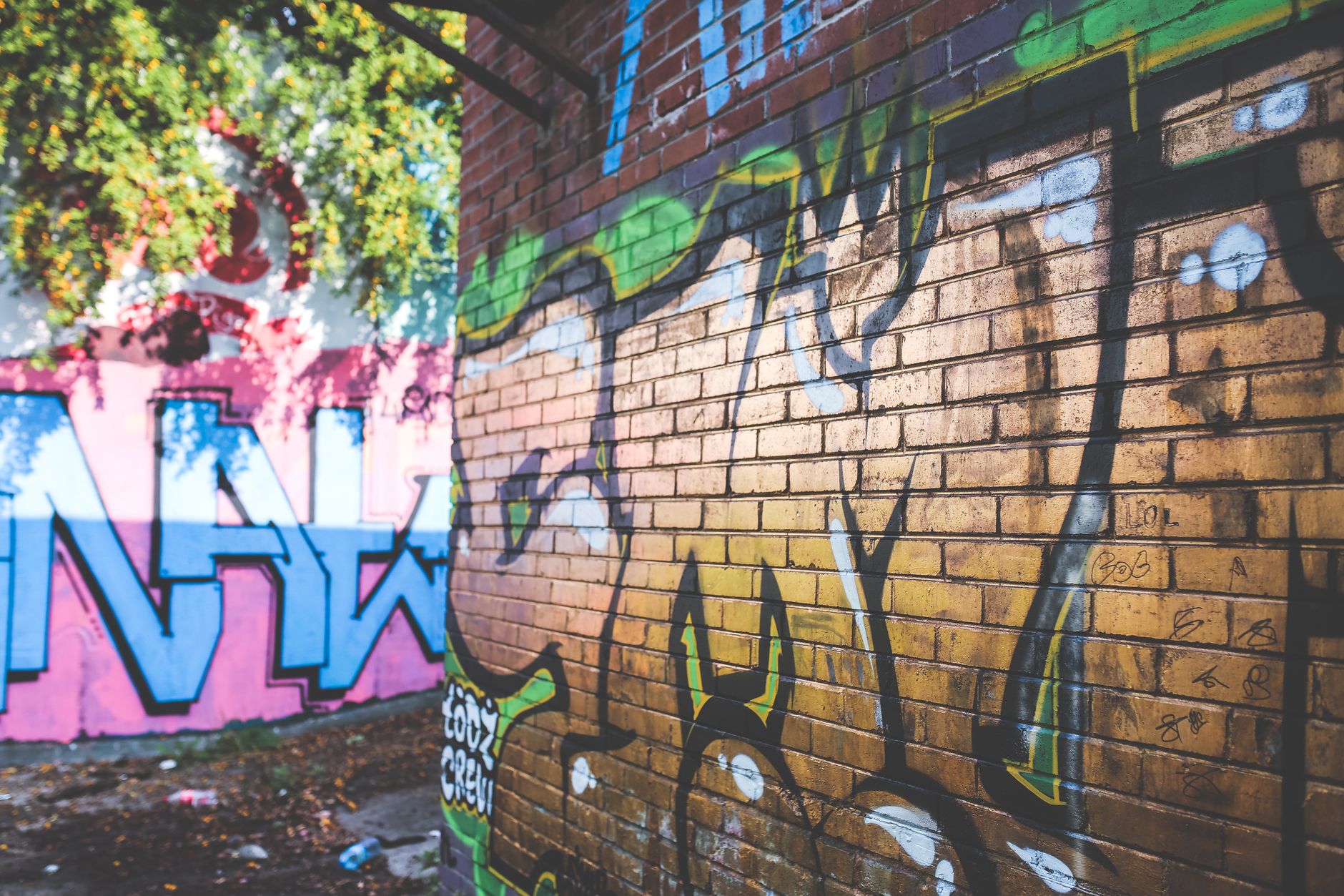 Kolorowy mural street artu na ceglanej ścianie w Tajlandii