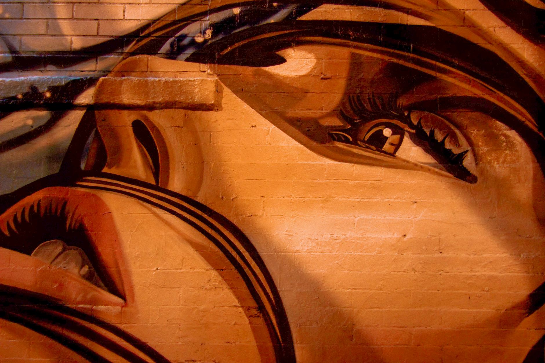 Kolorowy mural twarzy na miejskiej ścianie w Tajlandii