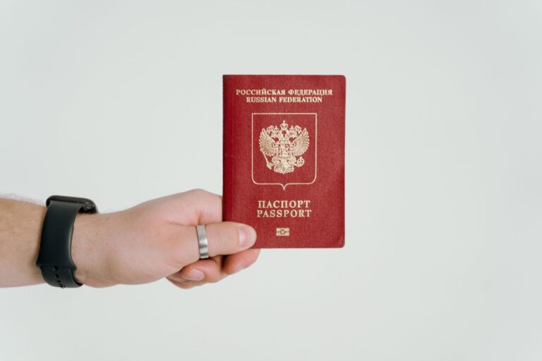 Dłoń trzymająca paszport Federacji Rosyjskiej