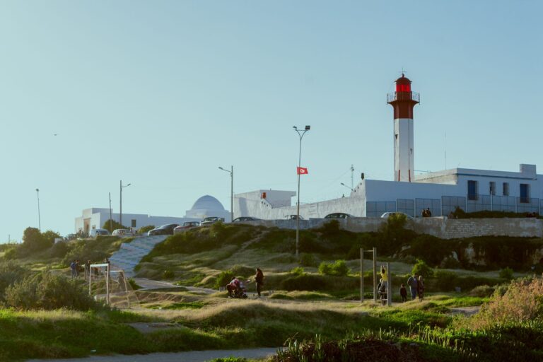 Latarnia morska w Sidi Bou Said i turyści podziwiający widok