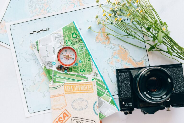 Mapa, kompas i zabytkowy aparat fotogra