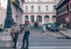 Czy w Tunezji jest bezpiecznie? Zasady ostrożności i bezpieczne regiony Policjanci rozmawiający na ulicy w Hawanie wśród zabytkowej architektury