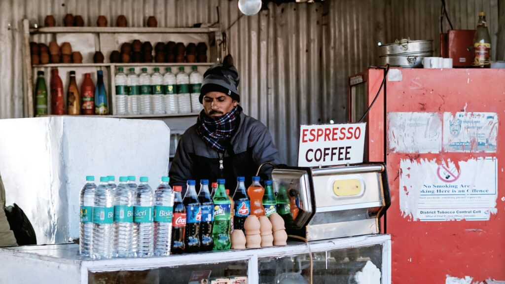 Uliczny sprzedawca kawy espresso i napojów butelkowanych w Tunezji